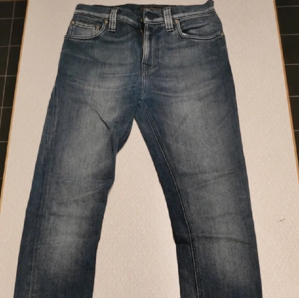 W27  L32 Fina jeans sparsamt använda ganska små i midjan men skön färg. Jeans & Byxor.