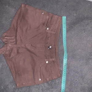 Bruna low waist jeansshorts - Utmärkt skick som nya. Tror att jag endast provat dom någon gång. Kommer inte till användning därför säljer jag nu dom. Storlek 32/xxs. 