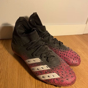Adidas PREDATOR FREAK  - Skorna är i väldigt bra skick 9/10 . Storlek 42