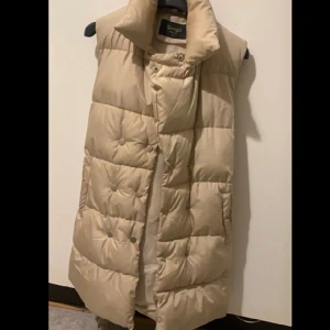 Väst  - Säljer denna fina västen den är använd 2-3 gånger. 