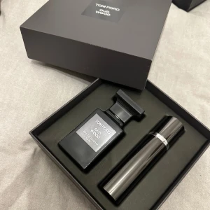 Tom Ford parfym oud wood  - Säljer hel oanvänd tom Ford parfym box, med orginal parfym 50 ml och en travel size 10ml med lukten oud wood. Orginal priset 2500, kvitto finns. Priset kan även diskuteras. Säljer pga en present som jag aldrig gav bort.