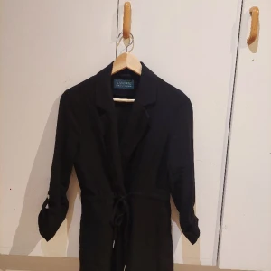 Blazer - Fin blazer aom man kan knyta Lite gulddetaljer vid ärmarna som man kan förlänga 