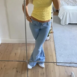Lågmidjade bootcut jeans - Jättesnygga Lågmidjade bootcut jeans från Levis, supersnygg färg som passar till allt och skönt material!💕
