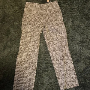 leopard dickies - köpta på urban outfitters men aldrig använda o har fortfarande lappen kvar, pris går att diskutera 