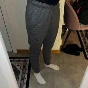 Nike mjukisbyxor  - Ett par Nike mjukisbyxor i bra skick, storlek S men passar Xs också. Passar på mig som är 160 lång 