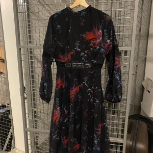 Fin festklänning - Festklänning från hope&ivy med öppen rygg- perfekt till en bal eller liknande. Använd 1 gång så superfint skick! Möts i Stockholm eller fraktar🌸