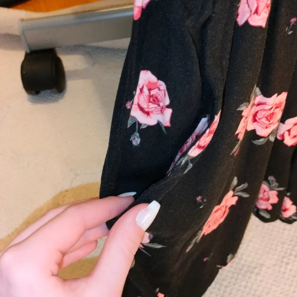 Super snygg shorts-dress från H&m (divided). Stl 32, har justerbara band.    Använd fåtal ggr och säljer den för 150 kr.🥰. Blusar.