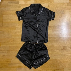 Pyjamas sett  - Pyjamas sett i silkes material. Aldrig använt och säljer pågrund av att de är för stort. Skriv privat för fler bilder.