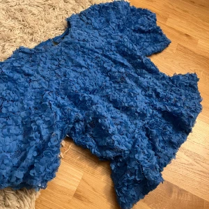 Blå topp💙 - Skitsnygg topp från Gina i strl 36, passar S och M. Kmr inte längre till användning men är fortfarande i väldigt bra skick, fått väldigt mycket komplimanger för denna🩵