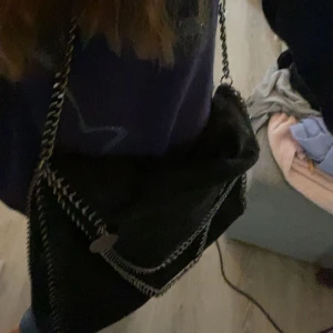 Stella McCartney liknande väska - Säljer denna väskan som liknar Stella McCartney väskorna. Jag köpte den secondhand och den har tyvärr lite defekter. Den är väldigt stor så passar perfekt som skolväska om man ska ha mycket i den. Kan fixa bättre bilder!! 