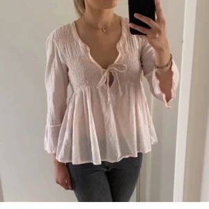 odd molly blus - säljer min skit söta rosa odd molly blus. inte min bild men är samma som den på bilden.❤️ Skulle säga storlek xs/s