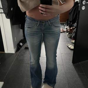 Jag säljer mina supersnygga lee jeans som jag köpte av en tjej på plick men som tyvärr inte passade mig 💕