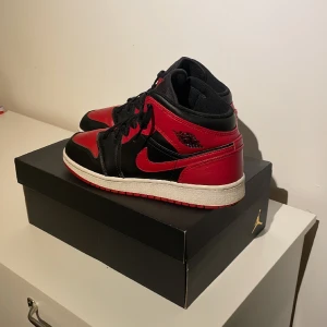 Jordan 1 banned - Skick: 7,5/10, dom är använda ett kort tag och har bara haft dom hemma så försöker göra mig av med dom