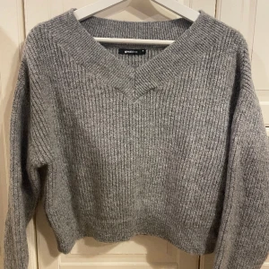 Stickad tröja - Jättefin grå stickad tröja från GinaTricot! tröjan är i nyskick, bara använd ett få antal gånger❣️
