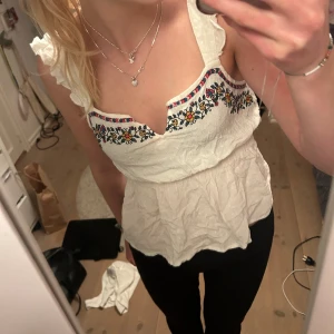 Vit linne  - supergulliga vitt sommarlinne med broderier på🫶🏼