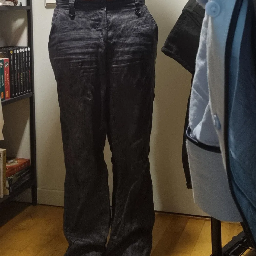 Ett par fina lågmidjade/midmidjade kostymbyxor. Använa fåtal gånger, uppsydda. Passar mig bra som är 165 cm. Pris går att diskutera. . Jeans & Byxor.