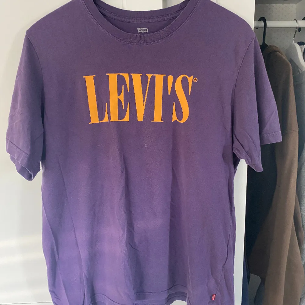 Köp på Levis butik i Göteborg. Bra skick . T-shirts.