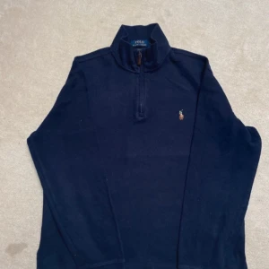 Ralph Lauren Halfzip - Säljer nu en riktigt fet Ralph Lauren tröja, en av mina favoritplagg men dessvärre för stor. ✅ Skick 9/10  ✅ Nypris runt 2000kr, mitt pris 500kr (kan diskuteras