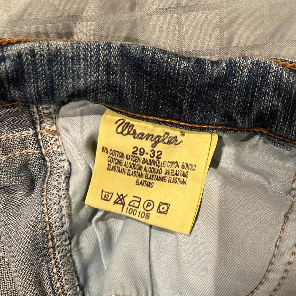 Midrise bootcut jeans från Wrangler. Använda men i bra skick. W 29-32. Jeans & Byxor.