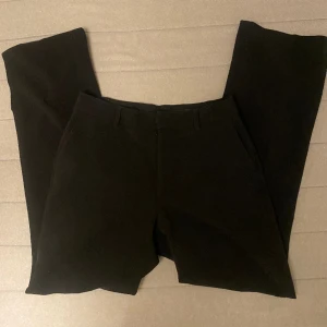 kostymbyxor - Kostymbyxor med ett litet tjockare material. Slits på byxänden. Lite noppriga, men annars är byxorna i god skick😊