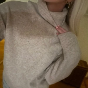 Stickad tröja  - En stickad beige tröja från hm. Knappt använd!!