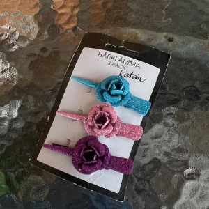 Oanvända hårspännen med rosor - Se bild :)