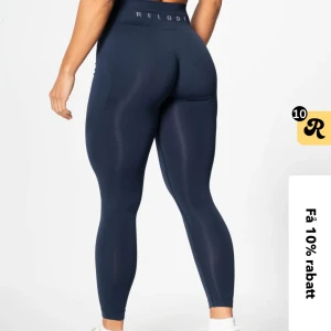 Mörkblå relode träningstights - Mörkblå relode trönibgstights i modellen prime seamless. Storlek S. 200kr.