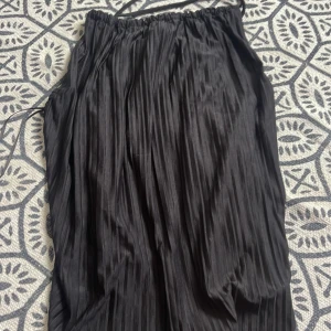 Topp - En lite fin svart topp från Gina tricot men jätte fin rygg! Den är för stor för mig så det är därför jag säljer den! Har även en ”grön” likadan så skriv ifall du vill ha bild på den! Använd några få gånger och jag ser inga fläckar !💕