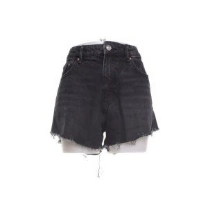 Svarta jeansshorts  - Svarta jeansshorts i bra skick. Aldrig använda av mig eftersom de är för små. 