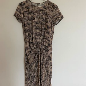 Valerie klänning - Medellång klänning från Valerie. Nyskick. Storlek 36.