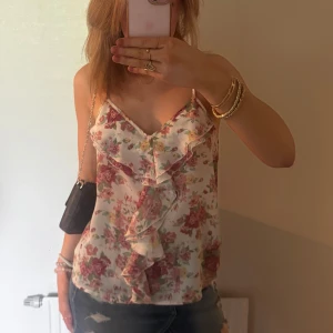 blommig blus - jättefin blus/linne som inte passar mig som jag vill att den ska💖💖💞💞