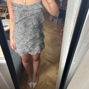 Miniklänning Mango - Miniklänning från Mango med volanger💞