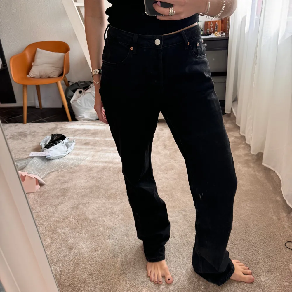 Säljer dessa weekday jeans i modellen Pin mid straight, storlek 29/34. Jeansen är små i storleken🫶 . Jeans & Byxor.