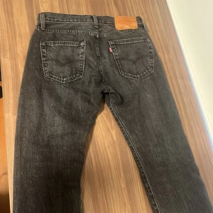 Levis 501 - W28 L32. Bra skick. Nypris runt 1200kr. Fraktar idag