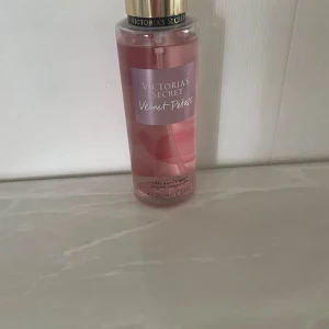 Parfym  - VS parfym som aldrig är använd och är 250 ml 💗