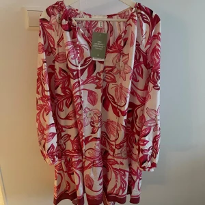 Kort klänning HM - Helt ny kort sidenklänning från hm i storlek medium.