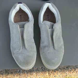 Eytys skor gråa - Säljer mina eytys skor as coola och passar till allt! Skorna är i mycket bra skick säljer pga kommer inte till så mycket användning. Pris går att diskutera. Nypris ca 2400