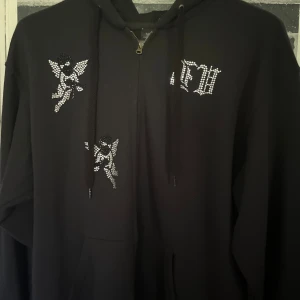 Svart hoodie med glittriga detaljer - Säljer en knappast använd BValdi guardians zip hoodie. Där finns inga fel med den. 1100kr inköpt för och säljer för 550. storlek L