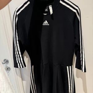 Adidas klänning strl M/L - Använd ett fåtal gånger så fint skick 