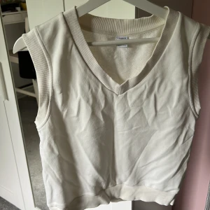 En vit fin väst  - Den är skön att ha på sig och luftar, storlek 158/164