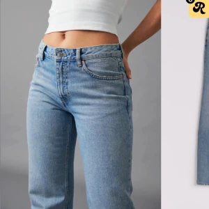 Blå jeans - Säljer ett par snygga blå jeans. De är lågmidjade och har en straight passform. De är i bra skick och väldigt bekväma. Passar till allt från t-shirts till blusar. PRIS KAN DISKUTERAS💕(Säljer på fler ställen, skriv till mig)