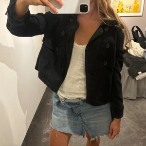 Höstkappa - Säljer denna från hm, knappt använt, inte smutsig utan spegeln är💕🙂strl 36