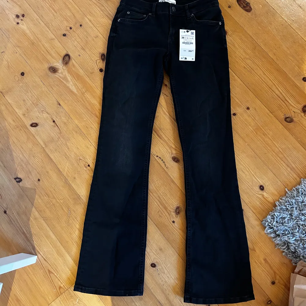 Oanvända svarta Zara jeans i storlek 36. Low rise slim bootcut. . Jeans & Byxor.