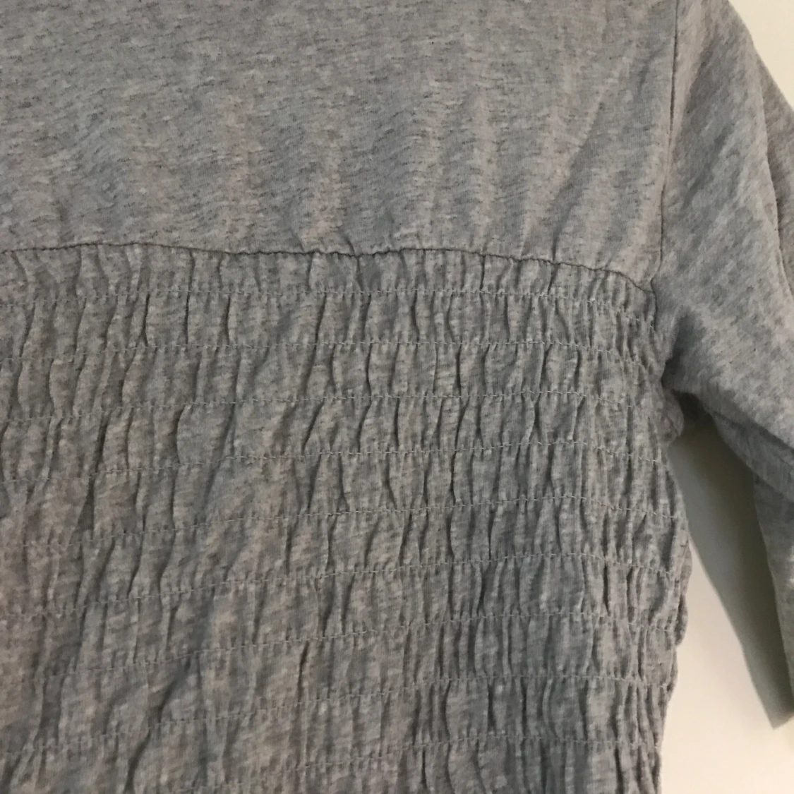 Hm grå smockad tshirt - 91