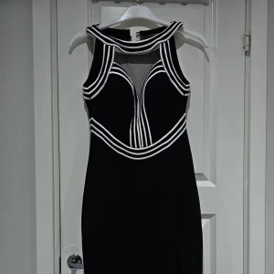 Svart och vit klänning  - Helt ny klänning inga skador jag säljer den för att storlek förändring 