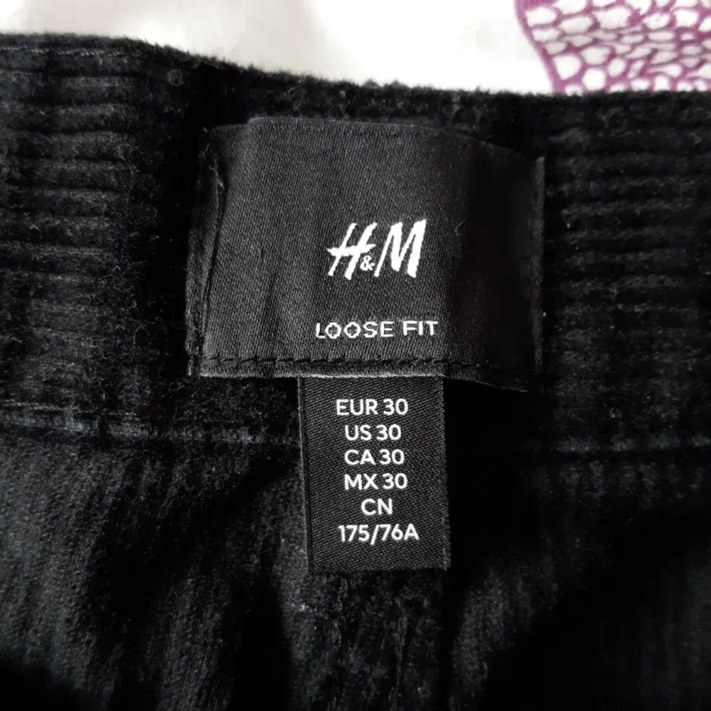 Säljer ett par svarta manchesterbyxor från H&M i storlek 30. Byxorna har en loose fit passform och är perfekta för en avslappnad stil. De är lite sönder i slutet av byxorna men jag skulle nog säga att skick är 7/10. Jeans & Byxor.