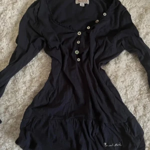 Y2k tröja - En jätte fin y2k tröja som är köpt här på Plick! Storlek Xs men skulle säga att de passar nån i S! Passar tyvärr inte mig😔 därför säljer jag den igen! Kontakta mig ifall ni har några frågor!!💞💞