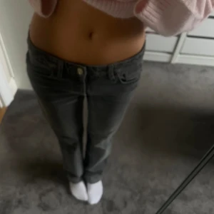 Grå jeans - Supersnygga gråa jeans från zara. Lowwaist. 