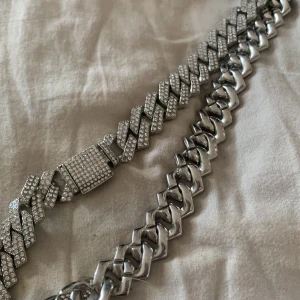 Kristall Kedja I Silver - Perfekt kondition, ny, glittrar alla kristaller sitter på.