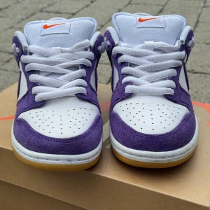 Nike sb dunk low pro iso orange label court purple  - Säljer sonens skor storlek 41, använda max 5 gånger, original pris är 2800kr. Pris kan diskuteras.